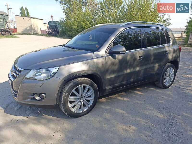 Внедорожник / Кроссовер Volkswagen Tiguan 2010 в Подольске