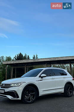 Внедорожник / Кроссовер Volkswagen Tiguan 2021 в 