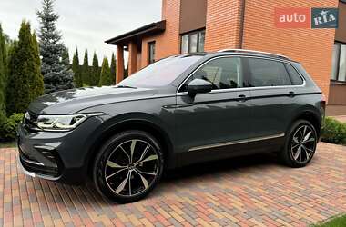 Внедорожник / Кроссовер Volkswagen Tiguan 2021 в 