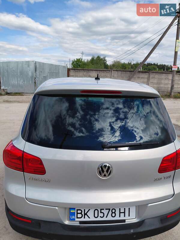 Внедорожник / Кроссовер Volkswagen Tiguan 2011 в Нетешине