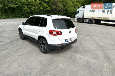 Внедорожник / Кроссовер Volkswagen Tiguan 2010 в 