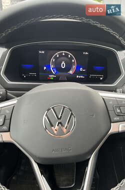 Внедорожник / Кроссовер Volkswagen Tiguan 2022 в 