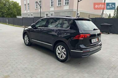 Позашляховик / Кросовер Volkswagen Tiguan 2021 в 