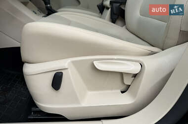 Позашляховик / Кросовер Volkswagen Tiguan 2014 в 