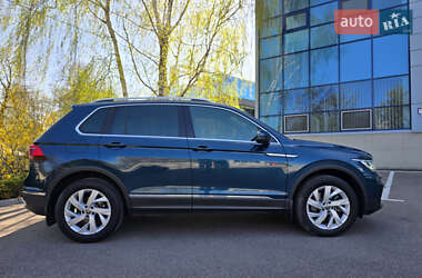 Внедорожник / Кроссовер Volkswagen Tiguan 2021 в 