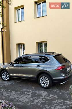 Внедорожник / Кроссовер Volkswagen Tiguan 2018 в 