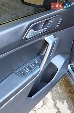 Внедорожник / Кроссовер Volkswagen Tiguan 2018 в 