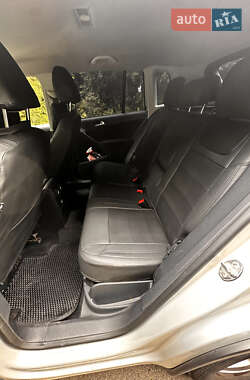 Внедорожник / Кроссовер Volkswagen Tiguan 2012 в 