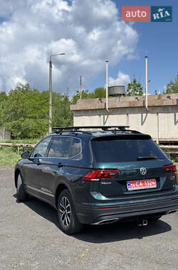 Позашляховик / Кросовер Volkswagen Tiguan 2017 в 