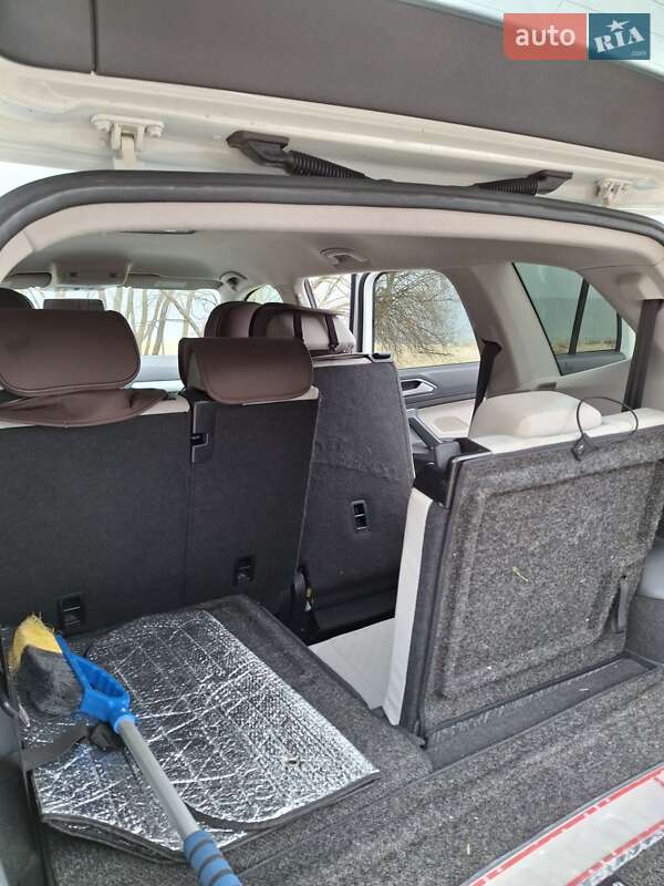 Внедорожник / Кроссовер Volkswagen Tiguan 2017 в Новых Петровцах