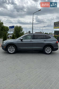 Внедорожник / Кроссовер Volkswagen Tiguan 2017 в 
