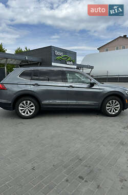 Внедорожник / Кроссовер Volkswagen Tiguan 2017 в 