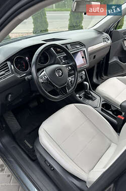 Внедорожник / Кроссовер Volkswagen Tiguan 2017 в 