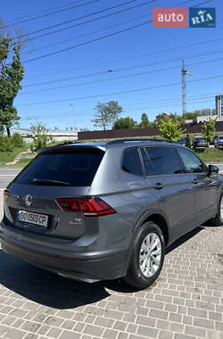 Внедорожник / Кроссовер Volkswagen Tiguan 2017 в 