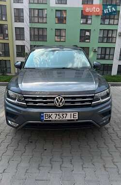 Позашляховик / Кросовер Volkswagen Tiguan 2017 в 