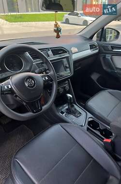 Позашляховик / Кросовер Volkswagen Tiguan 2017 в 