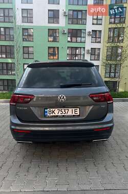 Позашляховик / Кросовер Volkswagen Tiguan 2017 в 