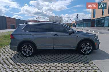 Внедорожник / Кроссовер Volkswagen Tiguan 2018 в 