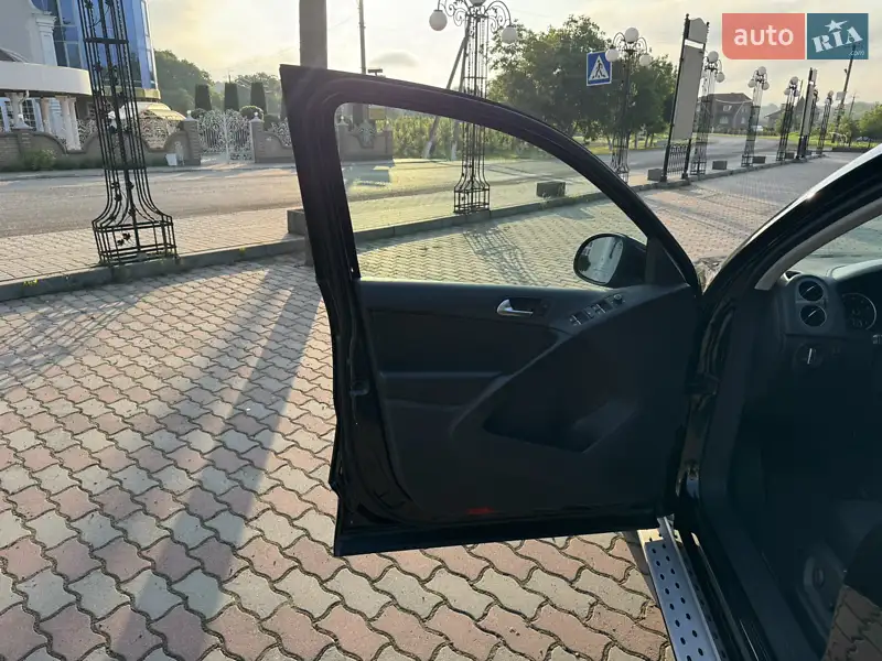 Volkswagen Tiguan 2017 VIN WVGTV7AX5HK024101 фото оголошення 8 з 98