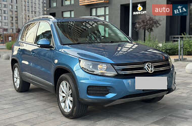 Внедорожник / Кроссовер Volkswagen Tiguan 2016 в 