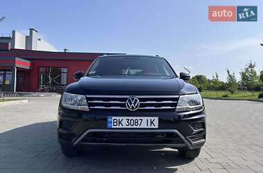 Внедорожник / Кроссовер Volkswagen Tiguan 2019 в 