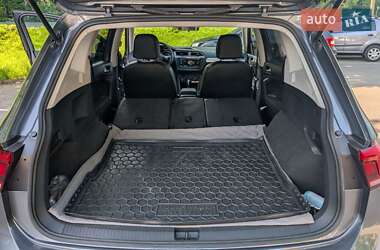 Внедорожник / Кроссовер Volkswagen Tiguan 2017 в 