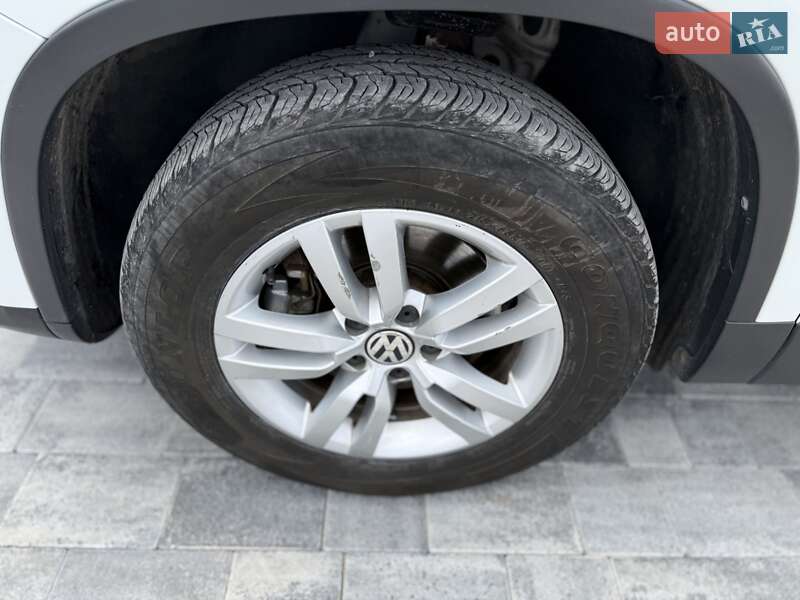 Внедорожник / Кроссовер Volkswagen Tiguan 2016 в Днепре