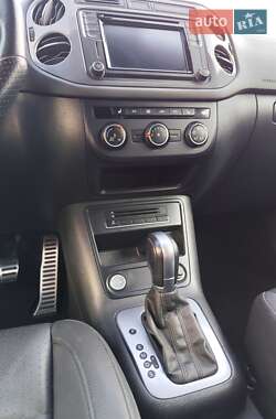 Внедорожник / Кроссовер Volkswagen Tiguan 2016 в 
