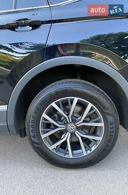 Внедорожник / Кроссовер Volkswagen Tiguan 2021 в 