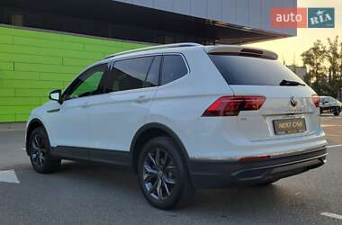 Позашляховик / Кросовер Volkswagen Tiguan 2022 в 
