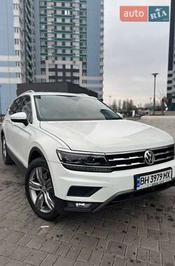 Внедорожник / Кроссовер Volkswagen Tiguan 2017 в 