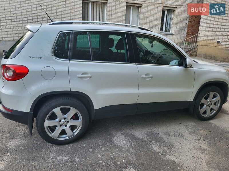 Позашляховик / Кросовер Volkswagen Tiguan 2010 в Хмільнику