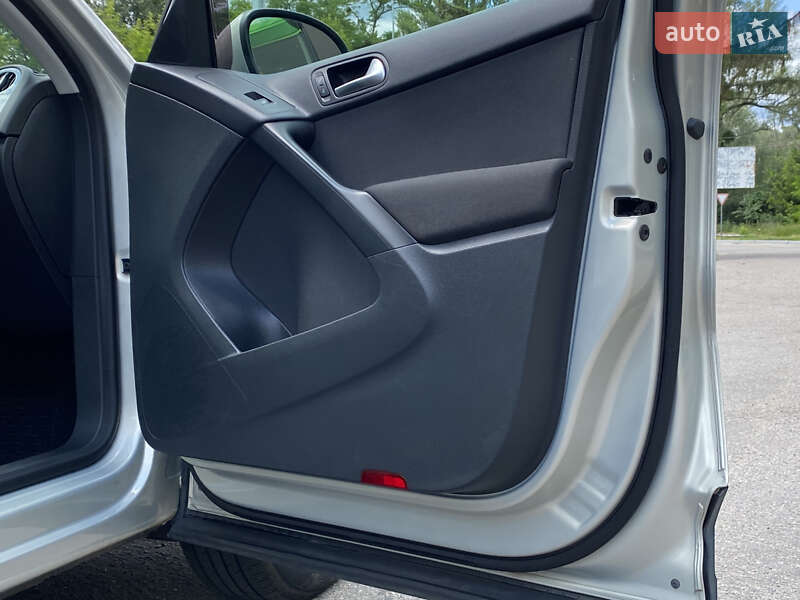 Внедорожник / Кроссовер Volkswagen Tiguan 2015 в Смеле