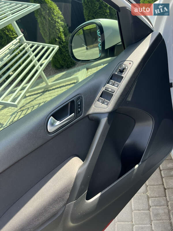 Внедорожник / Кроссовер Volkswagen Tiguan 2017 в Звягеле