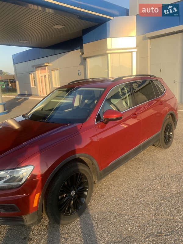 Внедорожник / Кроссовер Volkswagen Tiguan 2017 в Новоукраинке