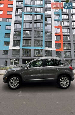 Позашляховик / Кросовер Volkswagen Tiguan 2016 в 
