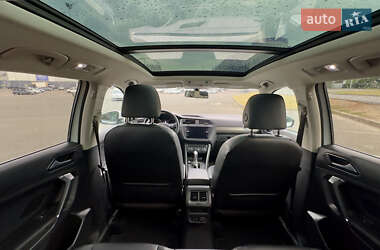 Внедорожник / Кроссовер Volkswagen Tiguan 2017 в 