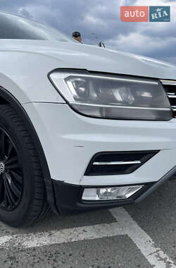 Внедорожник / Кроссовер Volkswagen Tiguan 2017 в 