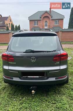 Внедорожник / Кроссовер Volkswagen Tiguan 2016 в 