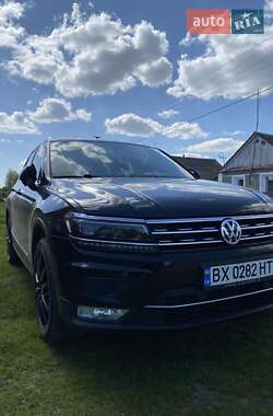 Внедорожник / Кроссовер Volkswagen Tiguan 2017 в Хмельницком