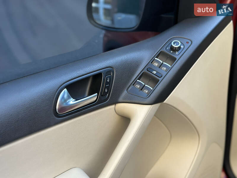 Внедорожник / Кроссовер Volkswagen Tiguan 2010 в Киеве