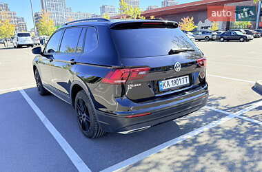 Внедорожник / Кроссовер Volkswagen Tiguan 2017 в 
