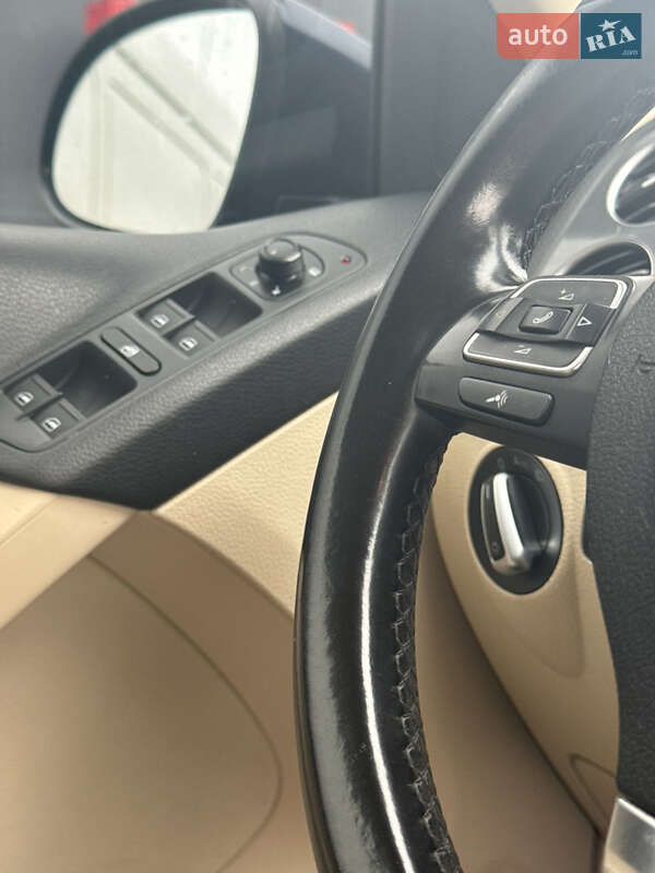 Позашляховик / Кросовер Volkswagen Tiguan 2015 в Красному