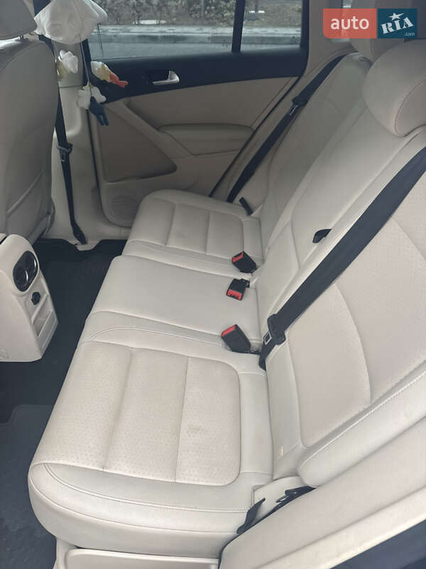 Позашляховик / Кросовер Volkswagen Tiguan 2015 в Красному