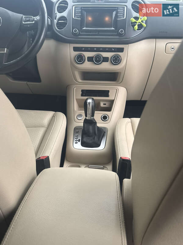 Позашляховик / Кросовер Volkswagen Tiguan 2015 в Красному