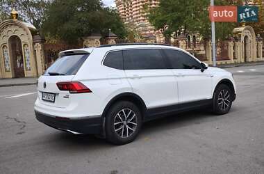Внедорожник / Кроссовер Volkswagen Tiguan 2018 в 