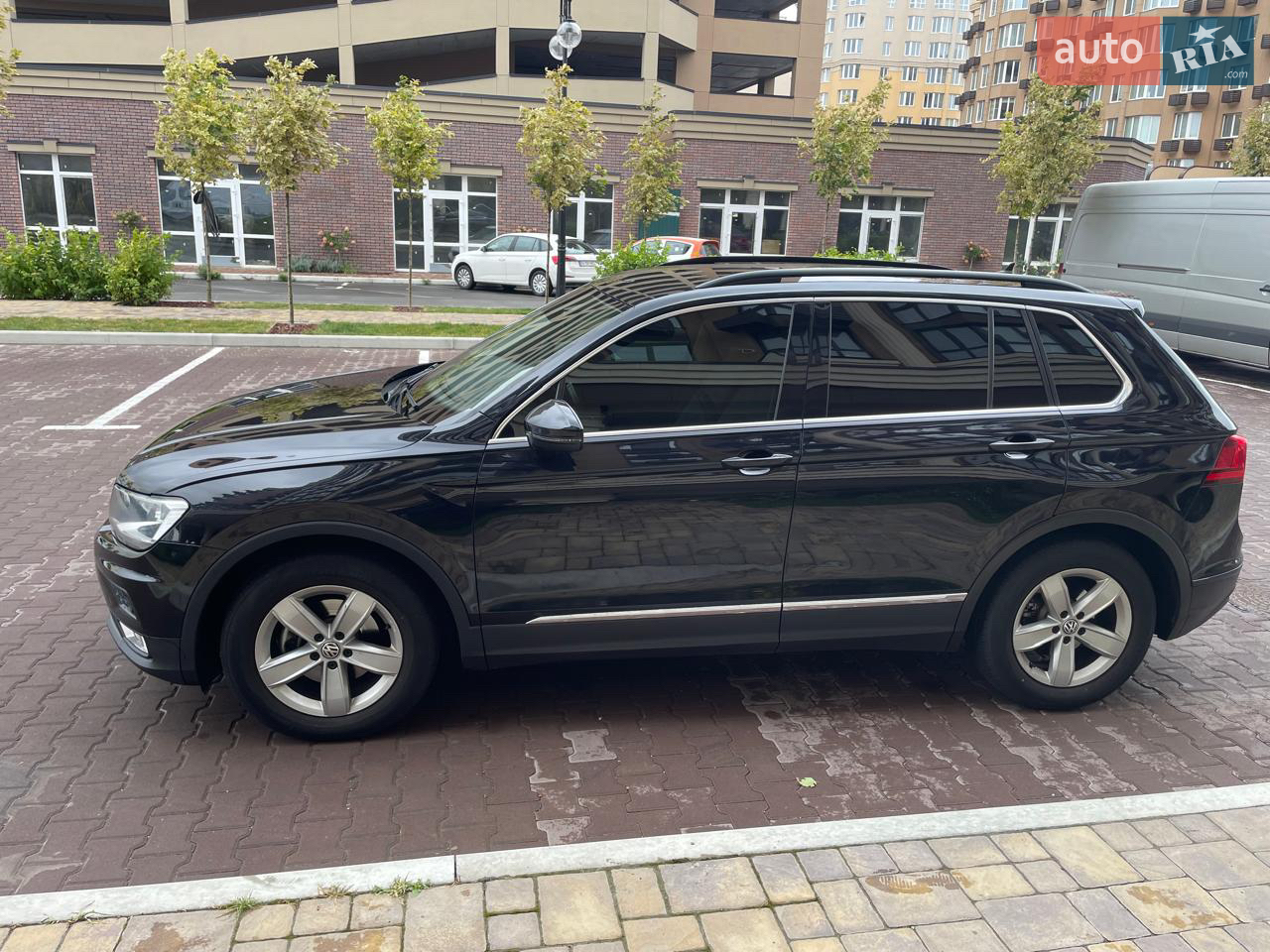 Один власник, Усі сервіси за регламентом та занесенні в сервісну книгу, авто пригнане з Європи, в комплекті літня /зимова нова резина з 4 дисками  , коробка автомат,
Моб тел

