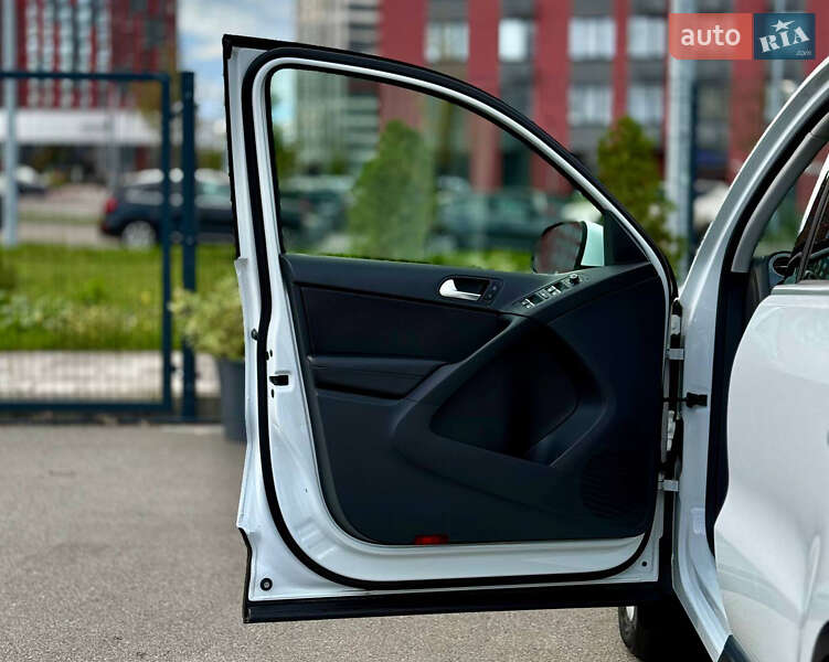 Позашляховик / Кросовер Volkswagen Tiguan 2016 в Києві