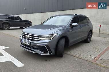 Внедорожник / Кроссовер Volkswagen Tiguan 2022 в Вишневом