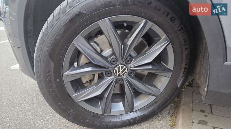 Внедорожник / Кроссовер Volkswagen Tiguan 2022 в Вишневом фото 11 Внедорожник / Кроссовер Volkswagen Tiguan 2022 в Вишневом